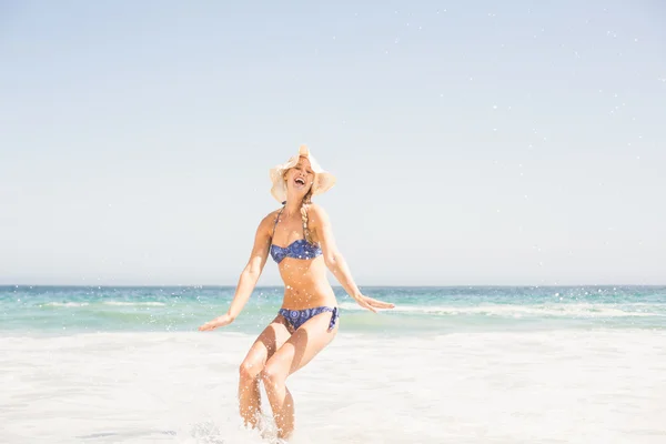 Frau im Bikini und Hut hat Spaß — Stockfoto