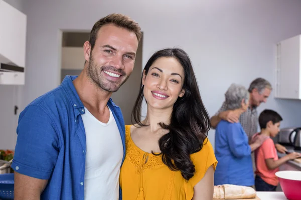 Hombre joven y mujer joven de pie en la cocina —  Fotos de Stock