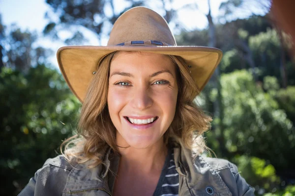 Femme souriante avec un chapeau — Photo