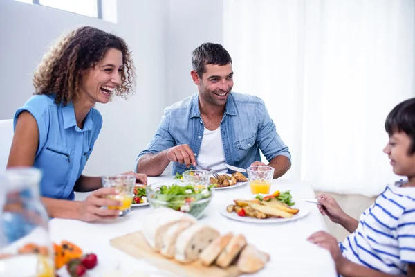 Familie frühstückt zusammen — Stockfoto