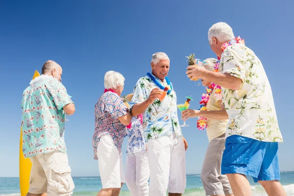 Senior vrienden drinken van cocktails — Stockfoto