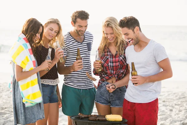 Amigos fazendo um churrasco — Fotografia de Stock