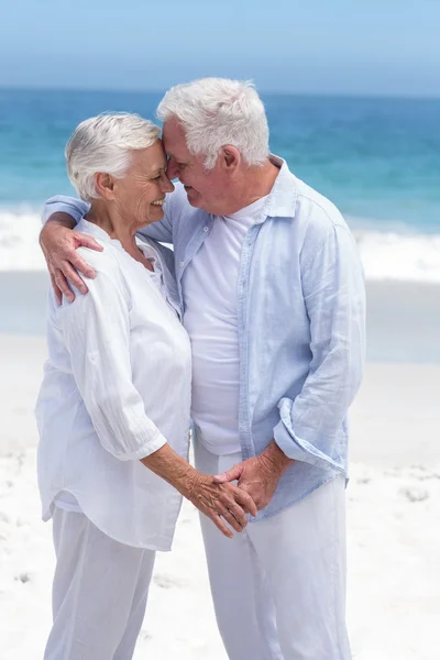 Senior paar omarmen hoofd tot hoofd — Stockfoto