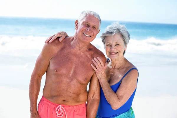 Söt äldre par embracing på stranden — Stockfoto