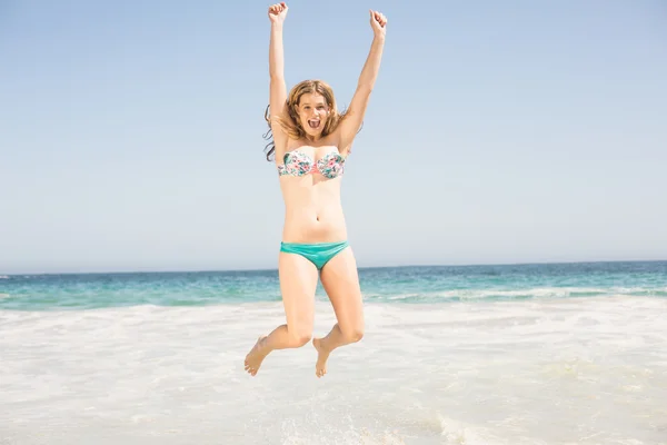 Donna spensierata in bikini — Foto Stock