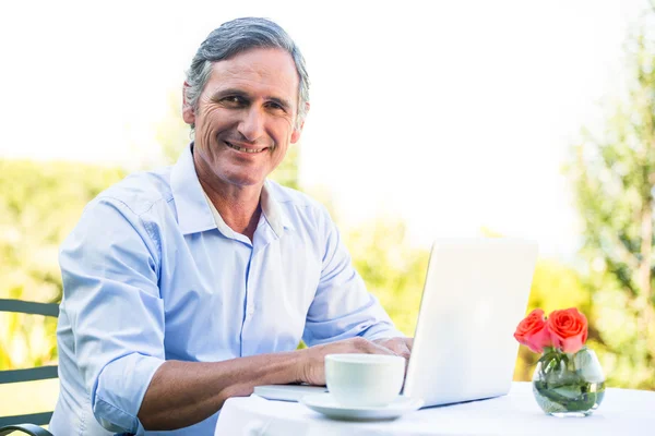 Casual homem de negócios usando laptop e tomar café — Fotografia de Stock