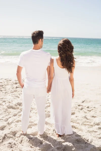Ungt par söker på stranden — Stockfoto
