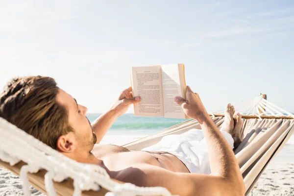 Man lezing boek in hangmat — Stockfoto