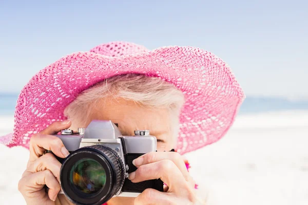 Mujer mayor tomando fotos —  Fotos de Stock