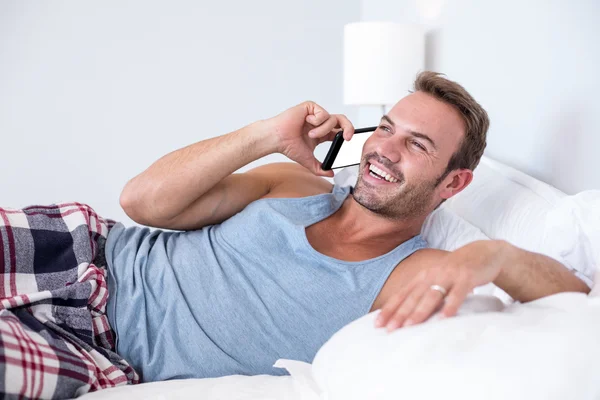 Joven acostado en la cama — Foto de Stock