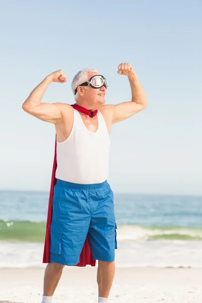 Senior man voorwenden om superheld — Stockfoto