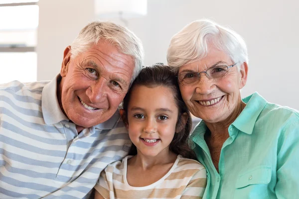 Großmutter und Großvater mit ihrer Enkelin — Stockfoto