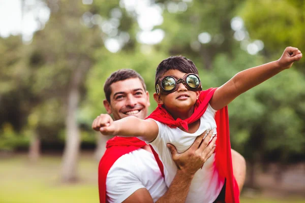 Padre e hijo pretendiendo ser superhéroes — Foto de Stock