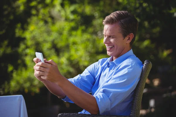 Guapo hombre de negocios mensajes de texto — Foto de Stock