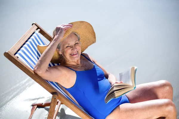 Pretty mature woman reading a book — Stock Photo, Image