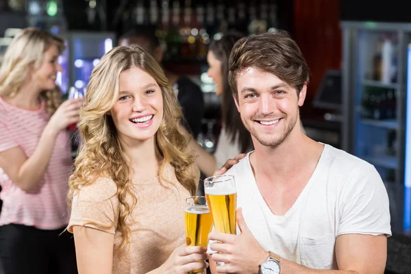 Amigos brindar com cerveja — Fotografia de Stock