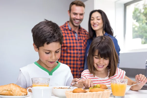 Gelukkig gezin in keuken — Stockfoto