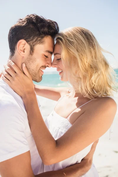 Sorrindo jovem casal abraçando — Fotografia de Stock