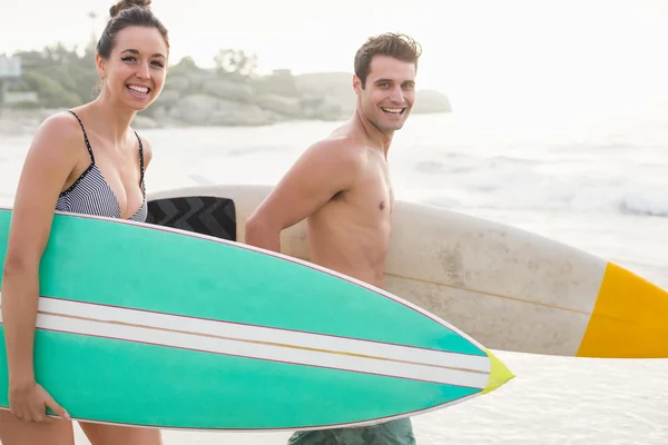 Sahilde yürüyüş surfboard ile Çift — Stok fotoğraf