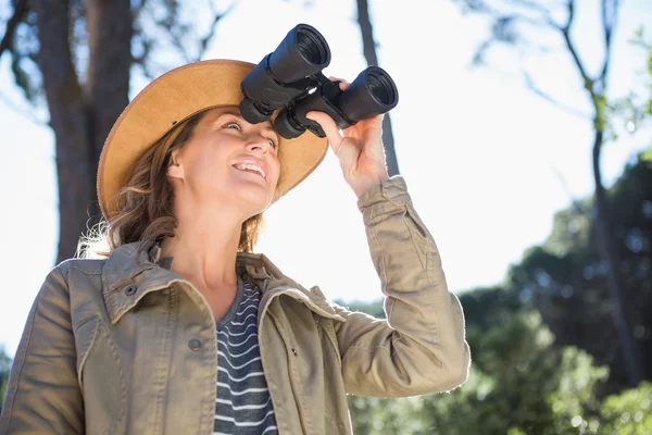 Woman using binoculars — Stock Photo, Image