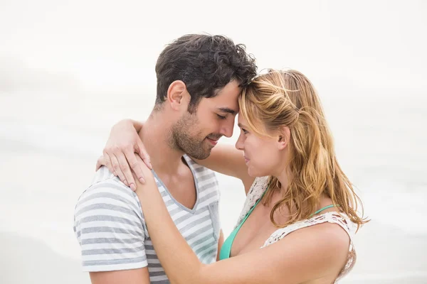 Junges Paar umarmt sich am Strand — Stockfoto