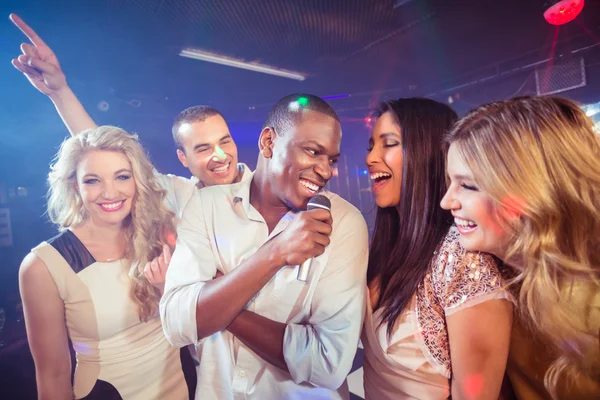 Amigos felices cantando en el karaoke — Foto de Stock