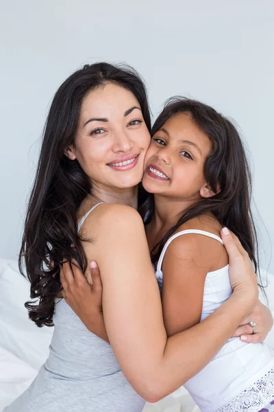 Mujer relajándose con su hija — Foto de Stock