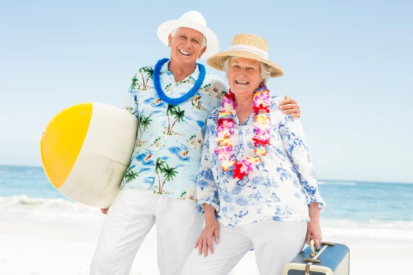 Senior paar bedrijf surfplank — Stockfoto