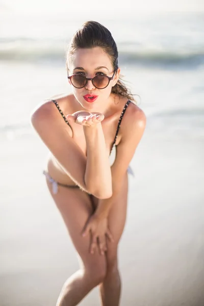 Woman blowing a kiss on the beach — Stock Photo, Image