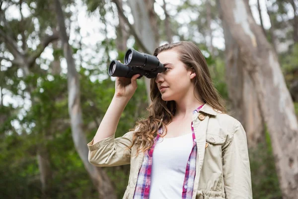 Woman using binoculars — Stock Photo, Image