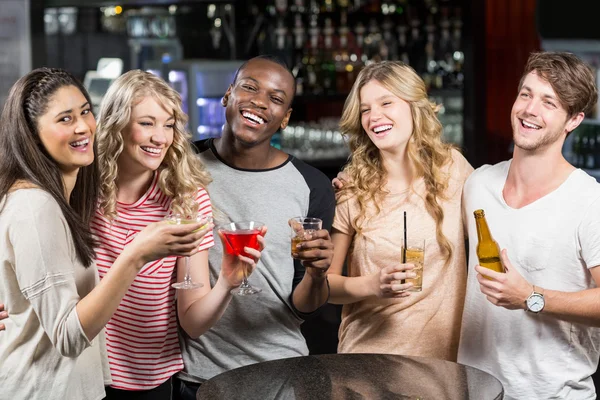 Группа друзей, выпивающих — стоковое фото