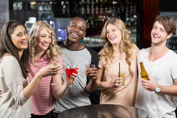 Grupo de amigos tomando una copa — Foto de Stock