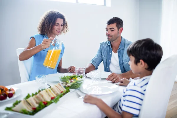 Familia sentada en la mesa del desayuno — Foto de Stock