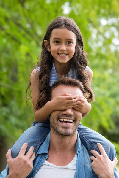 Pai carregando sua filha no ombro — Fotografia de Stock