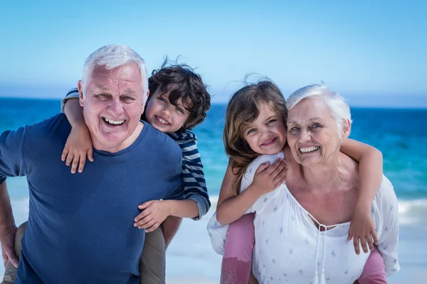 Les grands-parents redonnant du cochon aux enfants — Photo