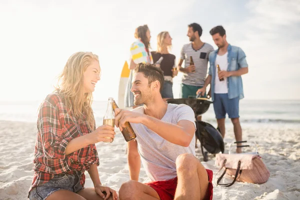 Amigos felizes se divertindo em torno de churrasco — Fotografia de Stock