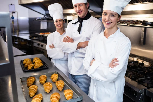 Tres chefs en cocina comercial — Foto de Stock