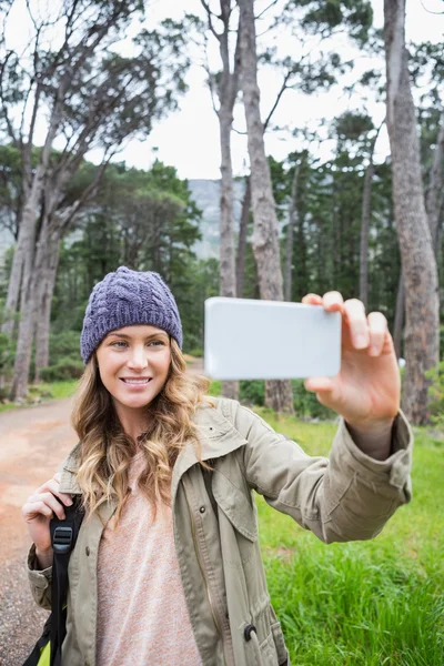 Smiling woman taking selfies — Stock Photo, Image