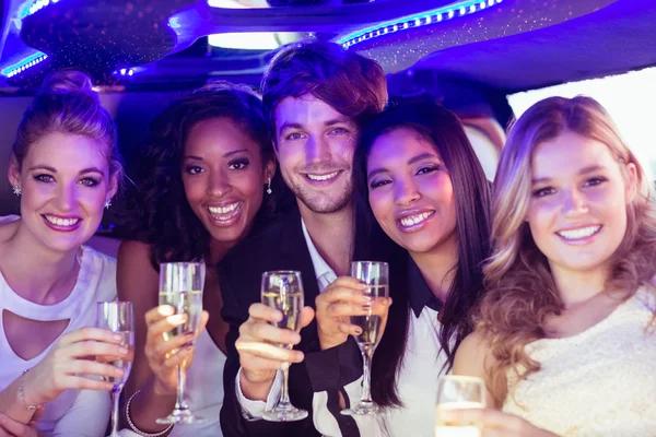Happy přátelé pití šampaňského — Stock fotografie