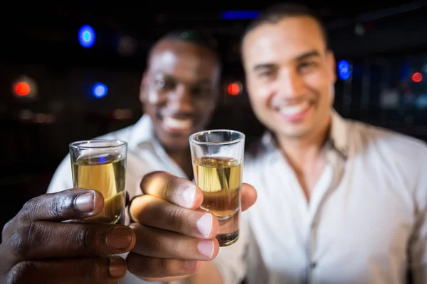 Stiliga män dricker tillsammans — Stockfoto
