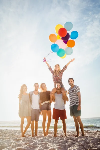 Retrato de amigos segurando balão — Fotografia de Stock