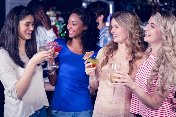 Vänner dricka drinkar tillsammans — Stockfoto