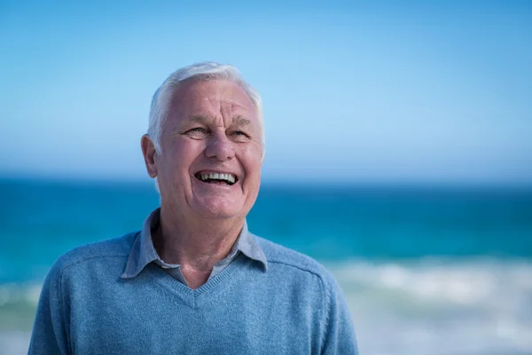 Senior man glimlachen en op zoek weg — Stockfoto