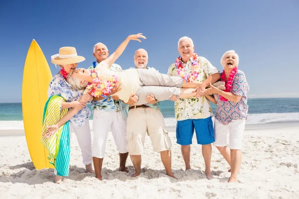 Seniorinnen halten Seniorin fest — Stockfoto