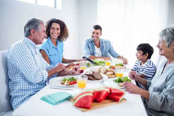 Šťastná rodina snídá spolu — Stock fotografie