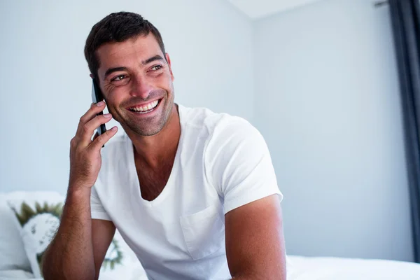 Счастливый человек, говорящий по телефону — стоковое фото