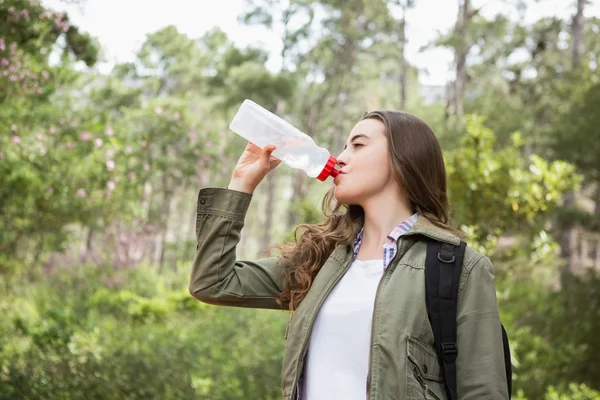 Wanita minum air dengan ransel — Stok Foto