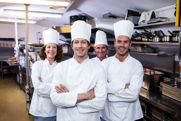 Chefs felizes sorrindo para a câmera — Fotografia de Stock