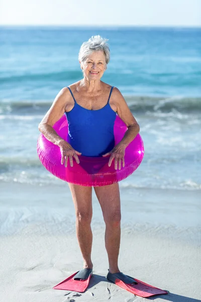 Äldre kvinna med strandutrustning — Stockfoto