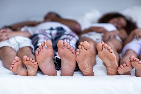 Familie slapen op bed — Stockfoto